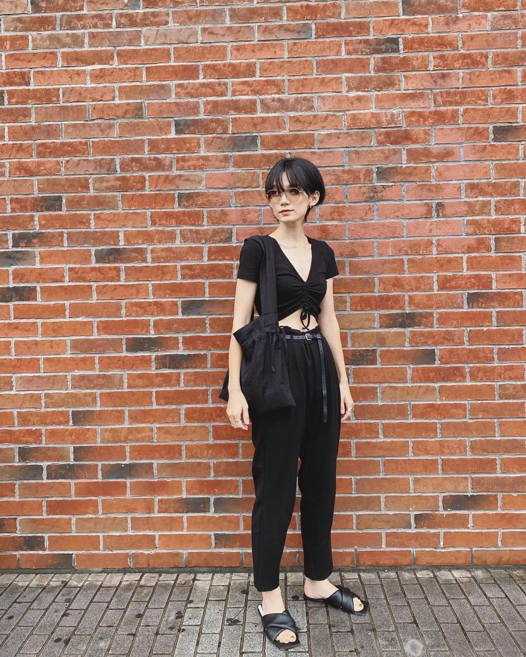 平山奈美のインスタグラム：「黒コーデに合わせた黒のバッグは誕生日にくれた手作りの一点モノ☺️ お気に入りはママに嬉しいたっぷりの収納と内ポケ、肩への負担が軽減される太めのショルダー紐、麻の素材、それから、世界に１つだけのタグ🤤🤭 ありがとう❤️  @hoya_no_teshigoto   #黒コーデ #ブラックコーデ #手作り #ハンドメイドバッグ #手作りバッグ #プレゼント #私服 #コーデ #ママコーデ #夏服 #サンダル #プチプラコーデ #ザラジョ #黒髪ショート #ショートヘア」