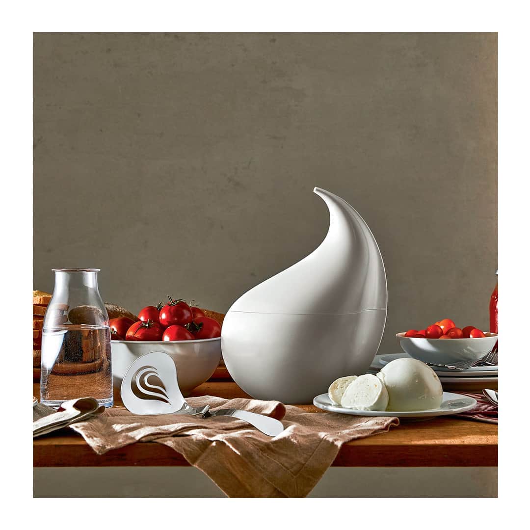 のインスタグラム：「An incredible object celebrating a symbol of the Italian gastronomic culture. Designed by @emmasilvestrisdesigner, #Nunziatella comes to life to serve and preserve Mozzarella di #Bufala Campana DOP.⁣ ⁣ Its soft and evocative shape brings us back to the very origin of this Italian delicacy – the turned horns of buffaloes and a drop of their exquisite milk.」