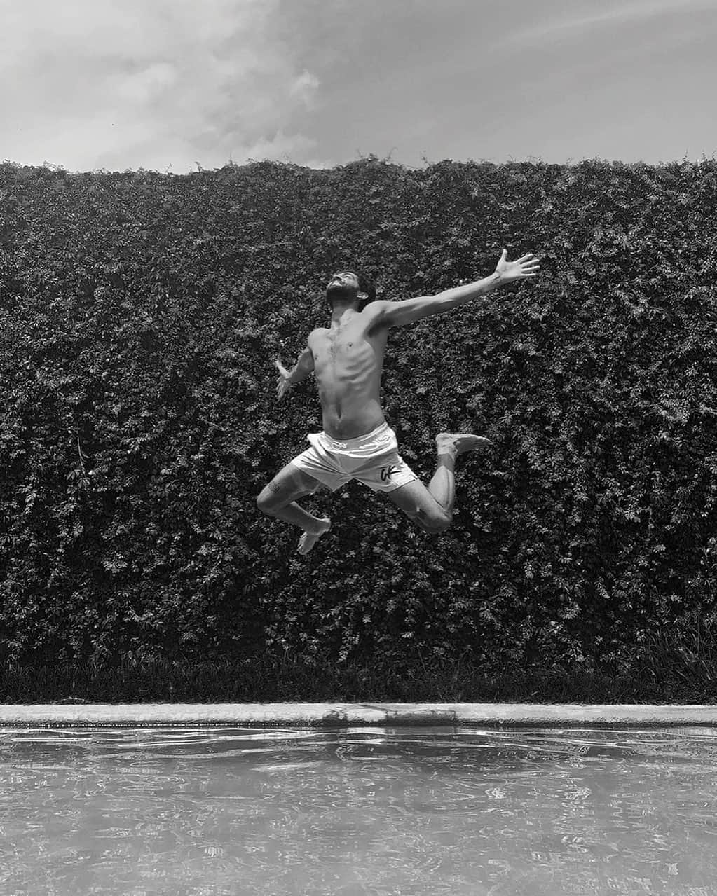 Calvin Kleinさんのインスタグラム写真 - (Calvin KleinInstagram)「@mauriciopoil in the CK Wave Short Drawstring Swim Shorts. By @nakedmango.io. #MYCALVINS」8月26日 22時00分 - calvinklein