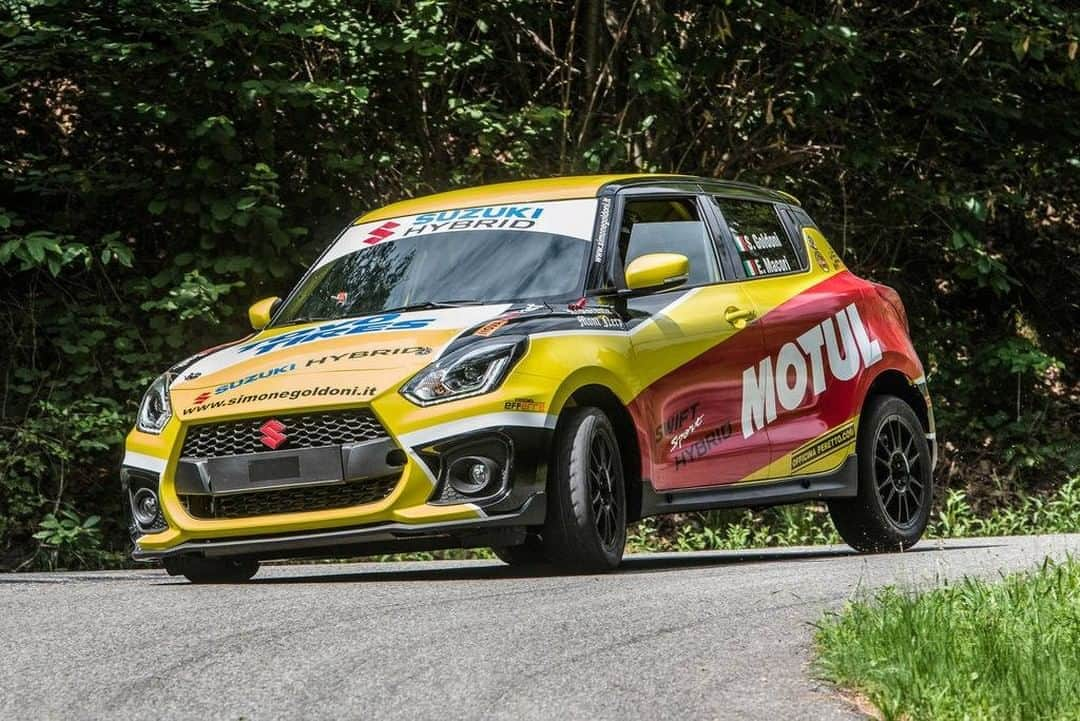 MOTUL Japanさんのインスタグラム写真 - (MOTUL JapanInstagram)「【SWIFT SportにもMotul】 . 世界的に人気なホットハッチ、スイフトスポーツ。 欧州ではハイブリッド版も発売され更に注目されています。 . 写真はイタリアのラリードライバーSimone Goldoni (@simone_goldoni )がドライブするSUZUKI SWIFT HYBRID R1!!! . 搭載されているハイパフォーマンスな直噴ターボエンジンのK14CやK14DにはハイパフォーマンスなMotul 300V Motorsport lineがオススメ!! . スイフトスポーツにオススメの色々な製品がMotulにはあります。 . #motul #motuljapan #300v #swiftsport #suzukiswiftsport #スイスポ #スイフトスポーツ #スズキスイフトスポーツ #zc33s #k14c #k14d #高性能オイル #オイル交換 #モチュール #メンテナンス #ホットハッチ #モータースポーツ好きな人と繋がりたい #クルマ好きな人と繋がりたい #車好きな人と繋がりたい #ホットハッチ好きと繋がりたい #スイスポ好きと繋がりたい #コンパクトスポーツ #スズキスイフトrs #スイフトrs #スポーツコンパクト  #motul300v #チューニング #チューニングカー #powerdbymotul」8月26日 22時00分 - motuljapan