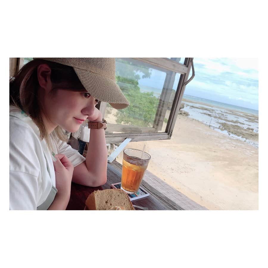 AIMIさんのインスタグラム写真 - (AIMIInstagram)「浜辺の茶屋とAIMI  ❤︎ ❤︎ 今年の夏はすんごく暑かったり、 と思えば、昨日は一足はやく鈴虫の泣き声が聞こえてきました🎐  夏といえば、みんなにとっては山ですか？🌲 それとも海？🌊もちろんフェスも大好き❤  この季節ぼんやりと海を眺めたくなったらおすすめなカフェがあります☕️☺  沖縄県南部にある、南城市の 「　浜辺の茶屋　」さん  浜辺のすぐそばにあるカフェで 健康的なメニューが心も身体もげんきになるかんじ♪  黒糖ときなこのシフォンケーキをいただきました！ ふわっふわ☁️ で、かるくて自然な甘みで罪悪感ないお味😋  このとき頼まなかったけど、 コーヒー類を頼むと沖縄の やちむん(焼き物)のカップに入って来て、AIMI はここのひまわり柄の焼き物が好きです🌻  歌詞をのんびりと描きたくなる景色。 おすすめです♪  再自粛モードに入る前におでかけした写真が溜まっているのでちょこちょこ更新していきますね☺️👌  ps.ファンクラブ内のムービーコンテンツ、 沖縄スポット紹介は昔話しをしながらAIMIとゆかりあるスポットを紹介しています❣️ そちらもチェックしてね〜ん👀✨  https://aimi-official.com/signup  新曲 URL⬇︎ 「ナツトモ」 https://linkco.re/3sS1enHF  「Tokyo Night」 https://linkco.re/bDuPaAqu  #AIMI#summer#newrelease#stereopony#jpops#citypop#cilloutmusic#sea#ocean#okinawa#tokyo#singersongwriter#南城市#海の見えるカフェ #浜辺の茶屋#健康スイーツ#やちむん #chillout」8月26日 22時07分 - my_name_is_aimi