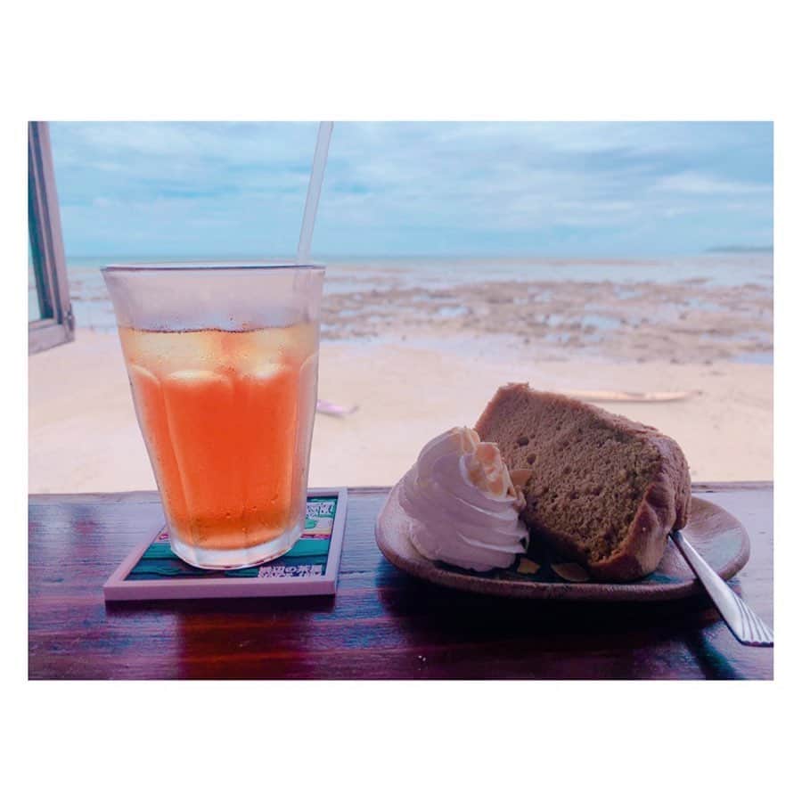 AIMIさんのインスタグラム写真 - (AIMIInstagram)「浜辺の茶屋とAIMI  ❤︎ ❤︎ 今年の夏はすんごく暑かったり、 と思えば、昨日は一足はやく鈴虫の泣き声が聞こえてきました🎐  夏といえば、みんなにとっては山ですか？🌲 それとも海？🌊もちろんフェスも大好き❤  この季節ぼんやりと海を眺めたくなったらおすすめなカフェがあります☕️☺  沖縄県南部にある、南城市の 「　浜辺の茶屋　」さん  浜辺のすぐそばにあるカフェで 健康的なメニューが心も身体もげんきになるかんじ♪  黒糖ときなこのシフォンケーキをいただきました！ ふわっふわ☁️ で、かるくて自然な甘みで罪悪感ないお味😋  このとき頼まなかったけど、 コーヒー類を頼むと沖縄の やちむん(焼き物)のカップに入って来て、AIMI はここのひまわり柄の焼き物が好きです🌻  歌詞をのんびりと描きたくなる景色。 おすすめです♪  再自粛モードに入る前におでかけした写真が溜まっているのでちょこちょこ更新していきますね☺️👌  ps.ファンクラブ内のムービーコンテンツ、 沖縄スポット紹介は昔話しをしながらAIMIとゆかりあるスポットを紹介しています❣️ そちらもチェックしてね〜ん👀✨  https://aimi-official.com/signup  新曲 URL⬇︎ 「ナツトモ」 https://linkco.re/3sS1enHF  「Tokyo Night」 https://linkco.re/bDuPaAqu  #AIMI#summer#newrelease#stereopony#jpops#citypop#cilloutmusic#sea#ocean#okinawa#tokyo#singersongwriter#南城市#海の見えるカフェ #浜辺の茶屋#健康スイーツ#やちむん #chillout」8月26日 22時07分 - my_name_is_aimi