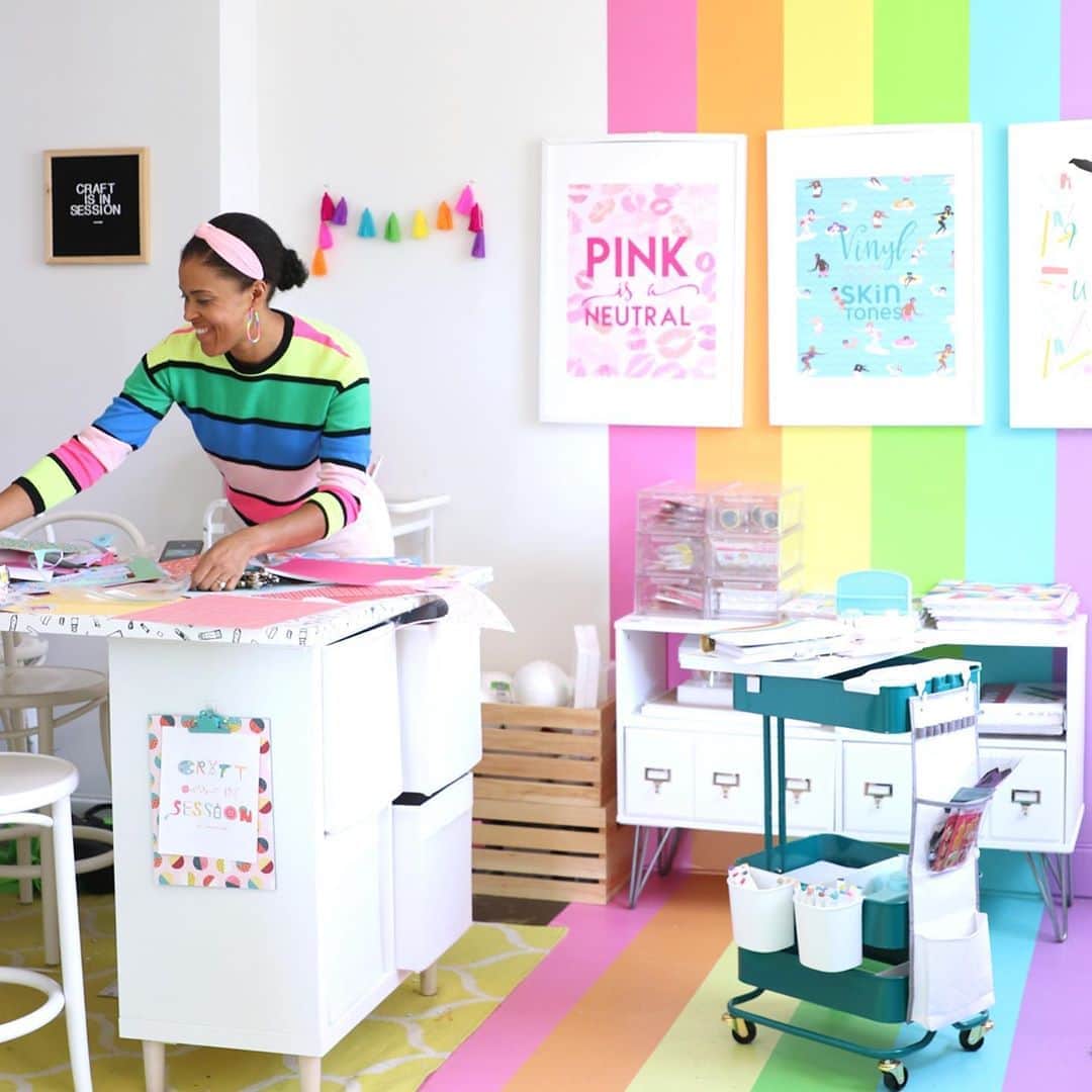 のインスタグラム：「Amber here from @damasklove for another crafty day in the land of @designsponge. If you've been watching this week's IG stories, you know that crafting and creativity are my jam...but can I be real a second, for just a millisecond, let down my guard and tell the people how I feel a second?  . . The world of crafting and DIY is not the most diverse. As a black woman in this industry, I've not always felt seen. Many of the products in the marketplace were not made for me and I've become accustomed to being the only one of "me" in the room. Thankfully, I've been blessed with a big mouth and big opinions. I don't shy away from speaking my mind and by doing so, hopefully giving a voice to other crafters like me who are carving a niche in this community. I try my best to bring representation and diversity to the projects that create...and I also recognize the power of Black Girl Magic. As much as people need to hear my opinions, the world also needs to see Black women shining and thriving...bonus points if there is a striped rainbow mural in the background. Trying my best to do both from my little corner of the interwebs.」