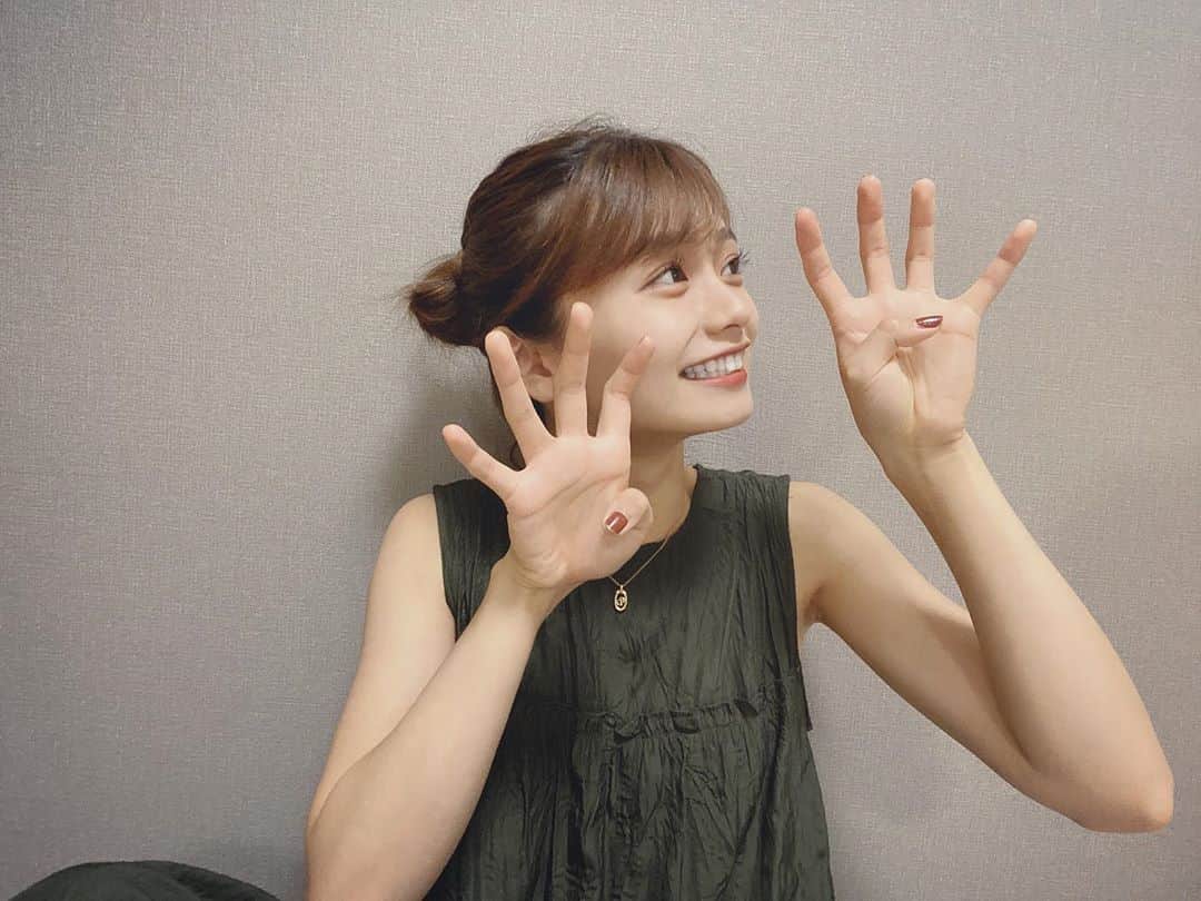 足立佳奈のインスタグラム：「配信LIVEまで、あと4日ー！！  「#あだちの配信LIVE」 このハッシュタグつけて、 みんなでカウントダウンしてワクワクしよーよ♡  まだチケットあるよん。」