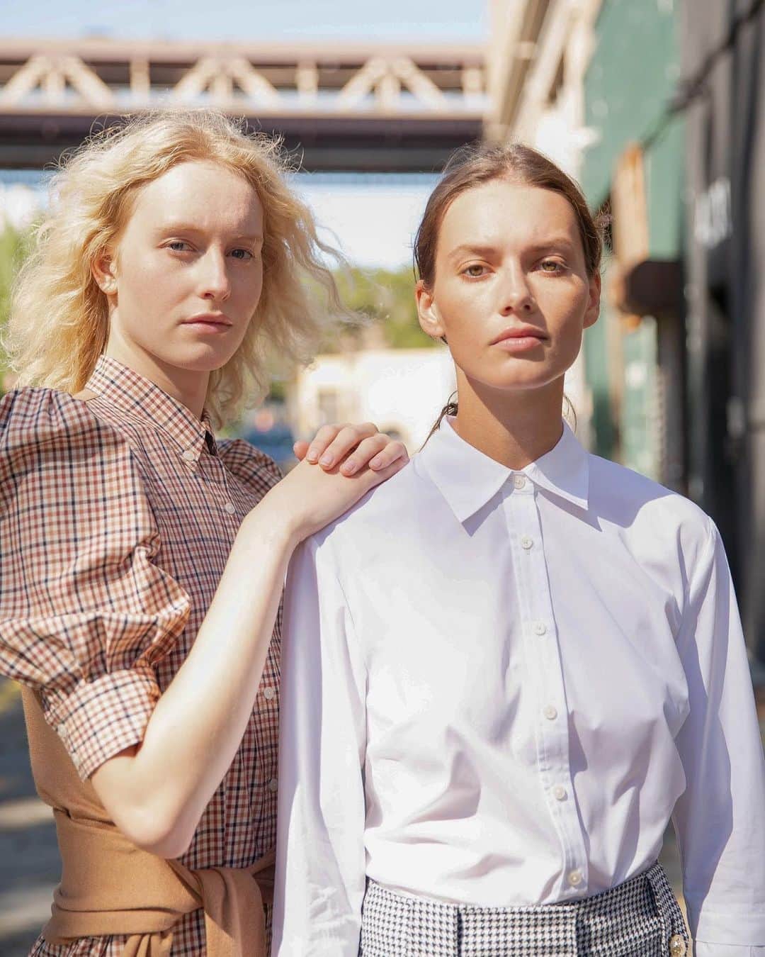 デレクラムのインスタグラム：「Poplin, in pristine white or camel checks makes for perfect pieces, whether in a shirt with a dramatic lantern cuff or as a shirt dress with unexpected knit detailing.」