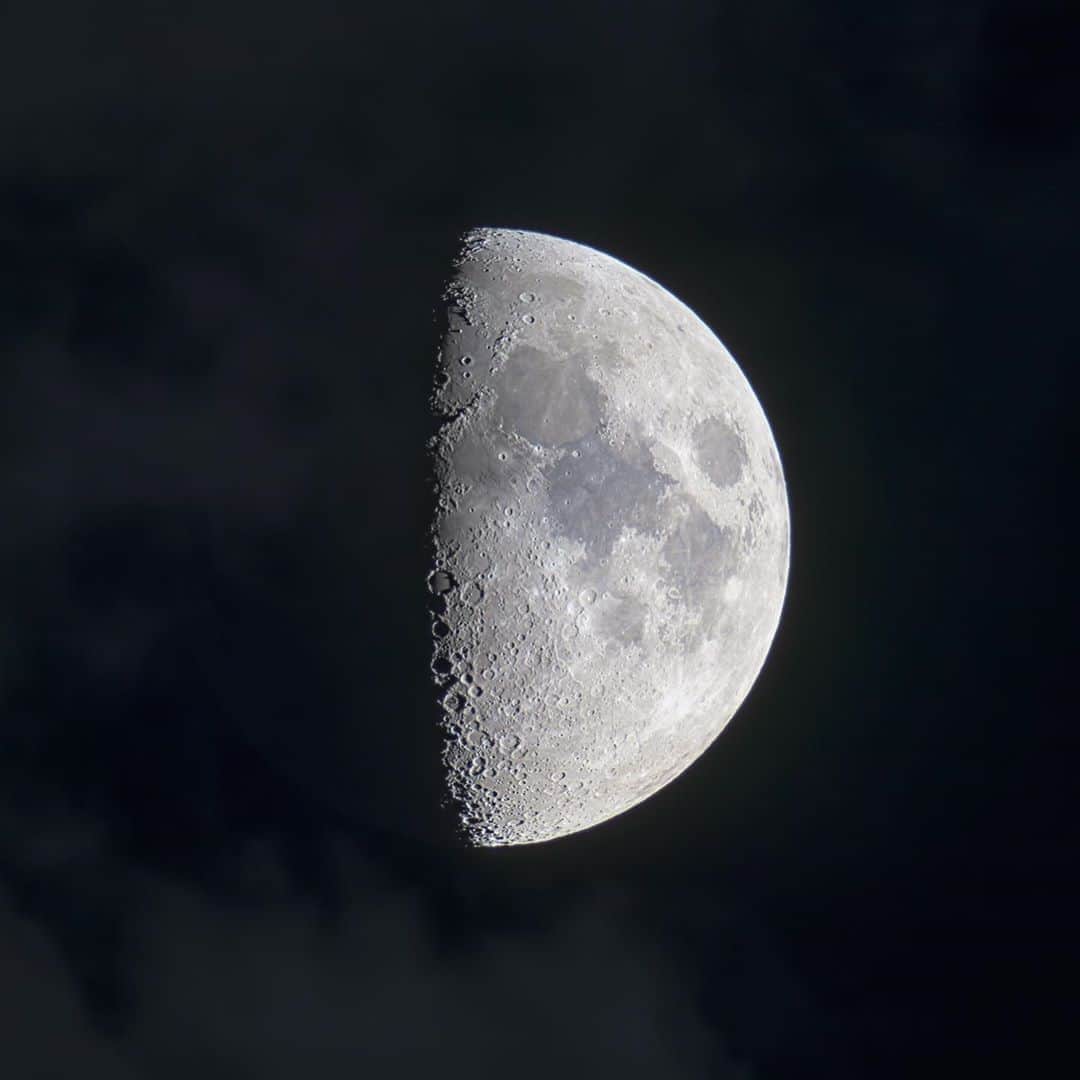 KAGAYAさんのインスタグラム写真 - (KAGAYAInstagram)「本日撮影した上弦の月です。 1, 夕映え雲に浮かぶ 2, 望遠鏡を使って 今日もお疲れさまでした。 #moon」8月26日 22時14分 - kagaya11949