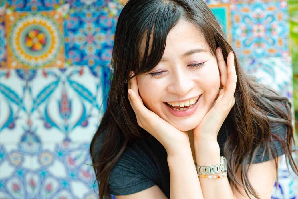 今井安紀さんのインスタグラム写真 - (今井安紀Instagram)「Smile, laugh and... what???  p.s. Today is my birthday!! Thanks for sending a lot of message!!  Taken by @ishiihiroko   ひろこちゃんと夏の谷中散歩の一コマ。 笑って、大笑いして…ふぁっ？！！  追伸:本日誕生日です。 お祝いメッセージくださった方々ありがとうございます！  #summergirl #summerlady  #yanaka #yanakaginza #tiledesign  #夏女 #夏娘 #谷中 #谷中散歩 #タイル #エスニックインテリア」8月26日 22時17分 - i_am_akinyan0826