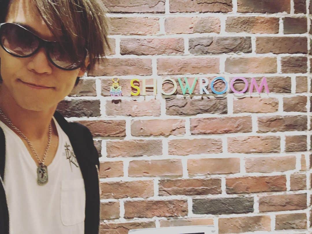 SHINPEIのインスタグラム：「BREAKERZ 緊急生配信 SHOWROOM﻿ ﻿ 終了しました！﻿ ﻿ ファンクラブのリニューアルNEWS﻿ ﻿ NEWシングルの通常盤特典NEWS﻿ ﻿ そして﻿ ﻿ 9/26﻿ ﻿ BREAKERZ初の配信ライブ決定！﻿ ﻿ 何よりも皆へお届けしたかった、ライブのお知らせ﻿ ﻿ ファンの皆と会場に集まれないのは残念だけど﻿ ﻿ その分カメラの向こうで観てくれているみんなを想像しながら思いっきり演奏するからねっ！﻿ ﻿ 来月は燃えるぞー！」