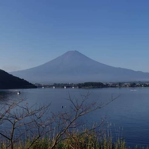 綾小路きみまろさんのインスタグラム写真 - (綾小路きみまろInstagram)「こんばんは。 綾小路きみまろです。  今年の夏は特別な夏でしたね。。  河口湖もだいぶ 秋めいてきました🍁🎑 紅葉が楽しみです。  #綾小路きみまろ #きみまろ散歩  #河口湖 #富士山 #咲那橋」8月26日 22時19分 - ayanokojikimimaro_official