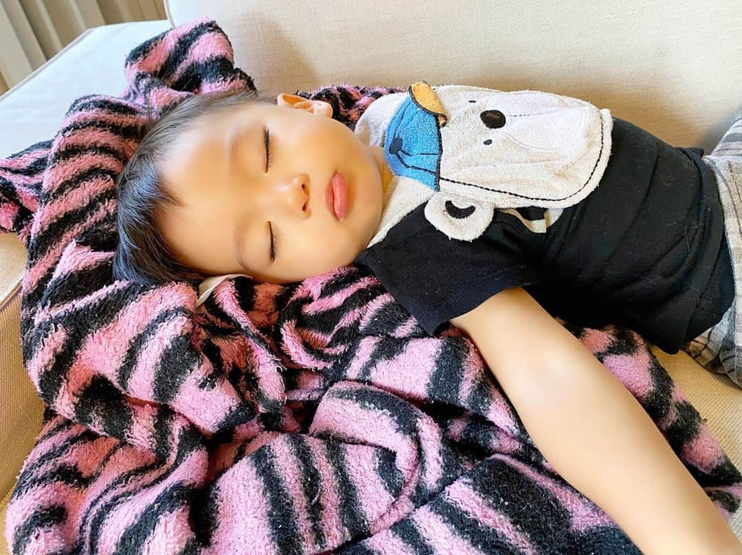 Momoeのインスタグラム：「#happy #家事 #育児 #family #家族 #boy #smile #男の子 #息子 #code #love #lucky #kids #子供 #thankyou #宝物 #ベビー #fashion #follow #心 #縁 #パパ #ママ #家族写真 #男の子ママ #赤ちゃん写真 #photo #子育て #1歳 #flower」