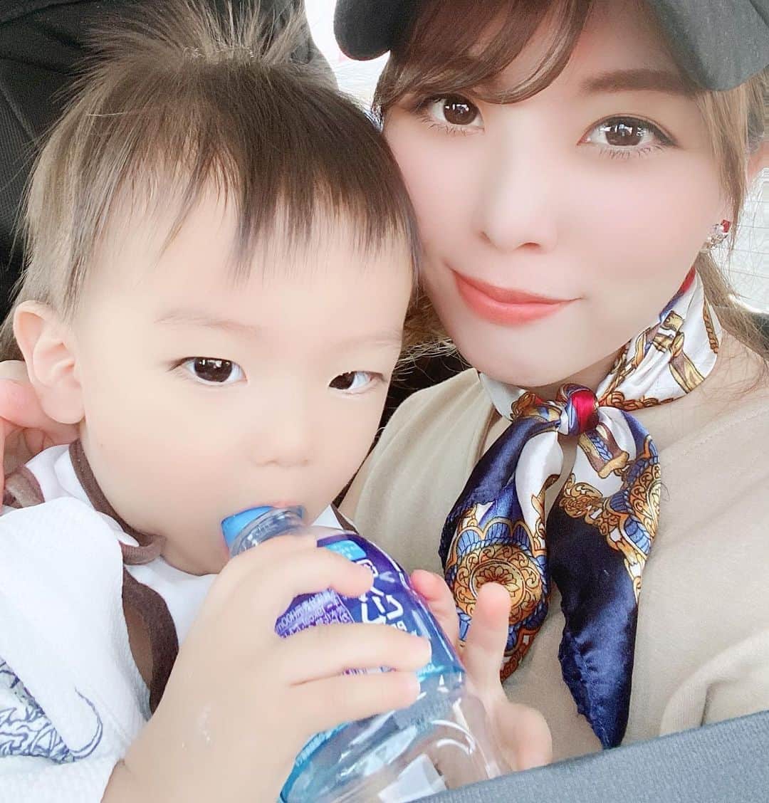 Momoeのインスタグラム：「#happy #家事 #育児 #family #家族 #boy #smile #男の子 #息子 #code #love #lucky #kids #子供 #thankyou #宝物 #ベビー #fashion #follow #心 #縁 #パパ #ママ #家族写真 #男の子ママ #赤ちゃん写真 #photo #子育て #1歳 #flower」