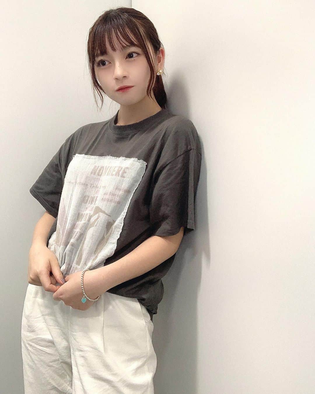 廣川奈々聖のインスタグラム：「このTシャツひとめぼれした🐩かわ、、﻿ まだ何回かしか着てない〜﻿ ﻿  ﻿ ﻿ ﻿ #ななせのふく#夏コーデ#パンツコーデ#ootd#todaysoutfit」