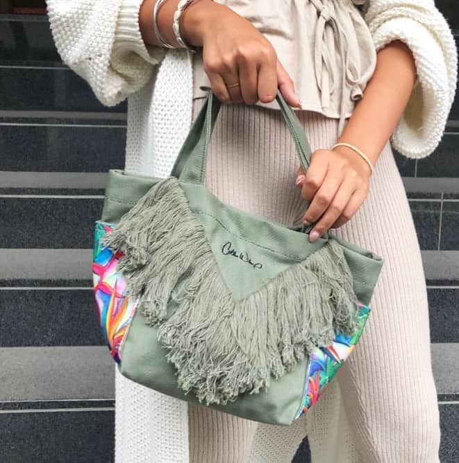 ラレイアのインスタグラム：「🌴 今年も大人気🧡 Colleen WilcoxのアートデザインVフリンジミニトートが再入荷しました😊✨ ・ 今なら即納対応中です😚 ・ さらに秋物続々再入荷中！ 詳しくはTOPページよりcheckしてみてください🌺🤎 ・ ・ ・ ---La Leia Precious Life(ラレイア)--- @laleia_official ・ 楽天市場店 https://www.rakuten.co.jp/laleia-p-life/ ・ au wowma店 https://wowma.jp/user/52666346 ・ Yahooショッピング店 https://shopping.geocities.jp/laleia-p-life/ ・ ・ @laleia_official  @colleenwilcoxgallery_jp  #colleenwilcox#art#hawaii#aloha#surf#beach#laleia#ハワイ#フォトジェニック#インスタ映え#インスタ女子#アロハ#ビーチ#海を感じる雑貨#ラレイア#アート#ビーチガール#サーフスタイル#大人カジュアル#バッグ #コリーンウィルコックス#ギフト#プレゼント」