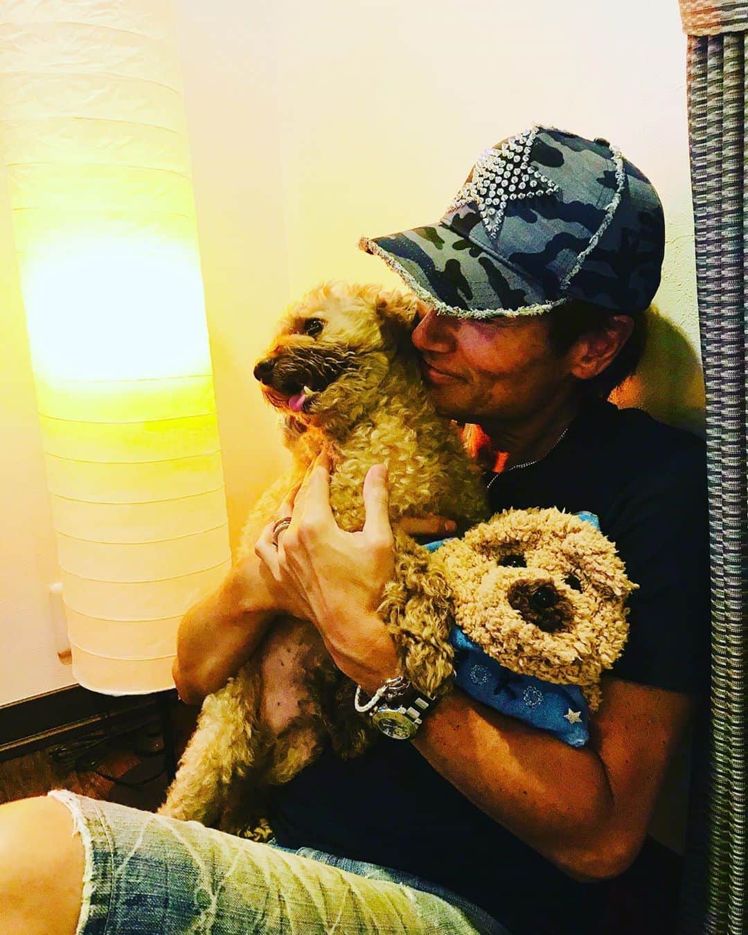 マイケル富岡のインスタグラム：「可愛い過ぎる2人のモコ♡モコ&モコのオリジナルバッグ♪いつも一緒 #本当にそっくり #h.pytote #手作り #家族の顔がバッグに #オリジナルバッグ #最高のクオリティ #一生の宝物 #モコに会えない時はこれを抱きしめる #love #mybaby #moko #family #愛犬 #愛犬家 #マイケル富岡 #俳優 #タレント #actor #actorslife #shooting #location #感謝 #lovelypresent」