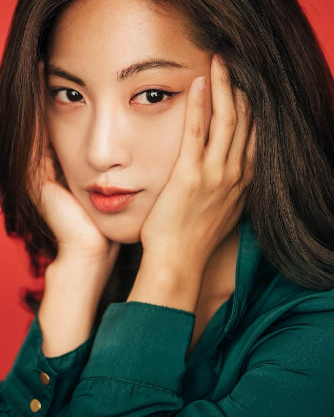 パン・ソヨンのインスタグラム：「. Green in Red   내 조그마한 입술 💋  내가 좋아하는 green red   Photo  @biascutphotography  Hair  @biascut_official #green#red#black」