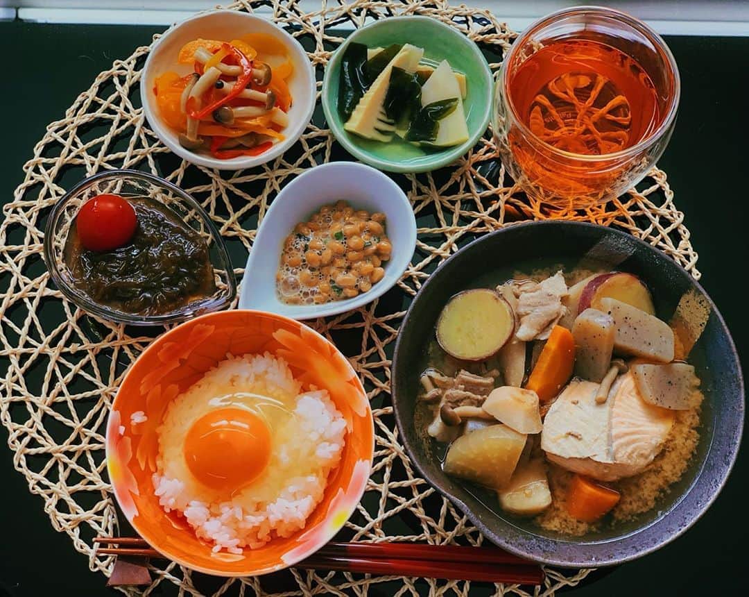 のインスタグラム：「具沢山ごちそう豚汁朝定食👩‍🍳 具材沢山の豚汁＋軽く湯通しした鮭を投入☺️ はじめ鮭は焼いて食べようかと思ってたけど豚汁をメインにしたくて😋 どんぶり鉢だからお野菜に豚肉に鮭もりもり😋 ごちそう豚汁の出来上がり🙌 #豚汁定食 #豚汁#ごちそう味噌汁 #味噌汁レシピ #朝ごはん #おうちごはん #おうちカフェ #ごはん記録 #ごはん日記 #手作り料理 #料理#料理記録 #料理写真 #レシピ#献立日記 #献立記録 #cookingathome #cookingram #cookinglife #和食#健康#健康ごはん #健康食 #彩りごはん #hiiの彩りごはん」