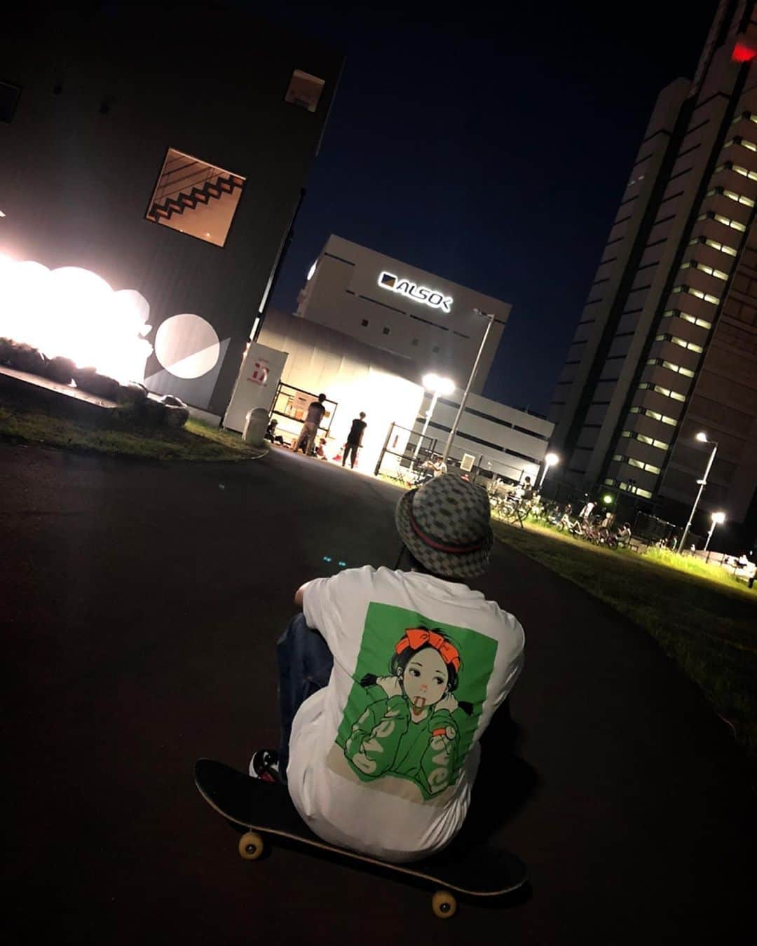 ジュンペイのインスタグラム：「. 一生滑っていたい . 朝から晩まで . 何も考えず . ずーっと滑っていたい . でも . 現実はそうも行かない . だったら . 限られた時間に . 全力を注ぐ . その瞬間だけは . 全てを忘れてさ . それが人生を楽しむコツ✨ . #スケボー #スケボー男子 #スケボー中年 #sk8 #スケーター #overprint #dgk #thunder #spitfire #bones #東静岡アートスポーツヒロバ」