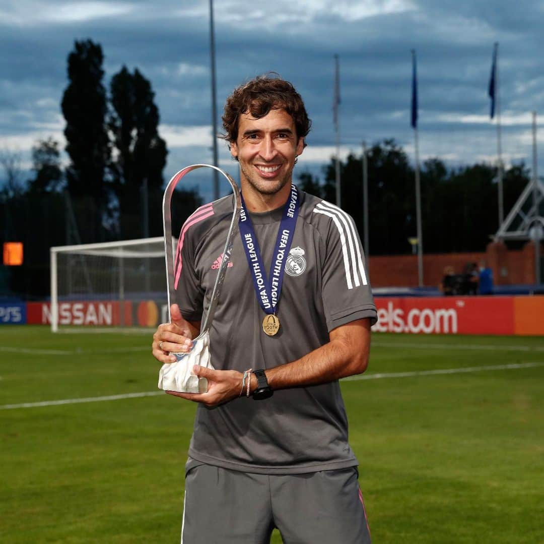 ラウル・ゴンサレスさんのインスタグラム写真 - (ラウル・ゴンサレスInstagram)「Gracias a todos por vuestro apoyo!!! Hala Madrid y Nada Más 🏆⚽️」8月26日 22時37分 - raulgonzalez