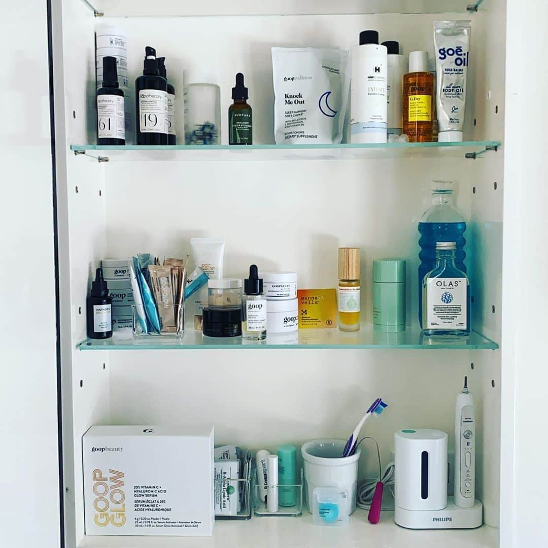 グウィネス・パルトローさんのインスタグラム写真 - (グウィネス・パルトローInstagram)「I think pretty much everything in my medicine cabinet is non-toxic and clean by our standards at @goop. We work hard to make and curate products that really work and are better for you. #goopglow 🧡」8月26日 22時46分 - gwynethpaltrow