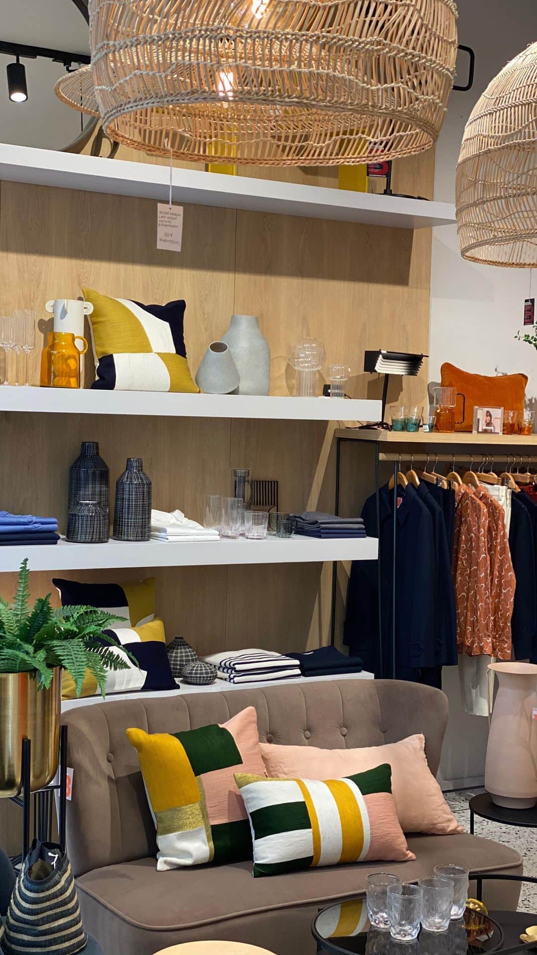 ベンシモンのインスタグラム：「Rendez-vous dans nos boutiques pour découvrir notre nouvelle collection mode, décoration, nos B79, et bien sûr retrouver notre tennis iconique ! 💙🛍  > https://bit.ly/39dPX3w #bensimon #bensimoncollection #mode」