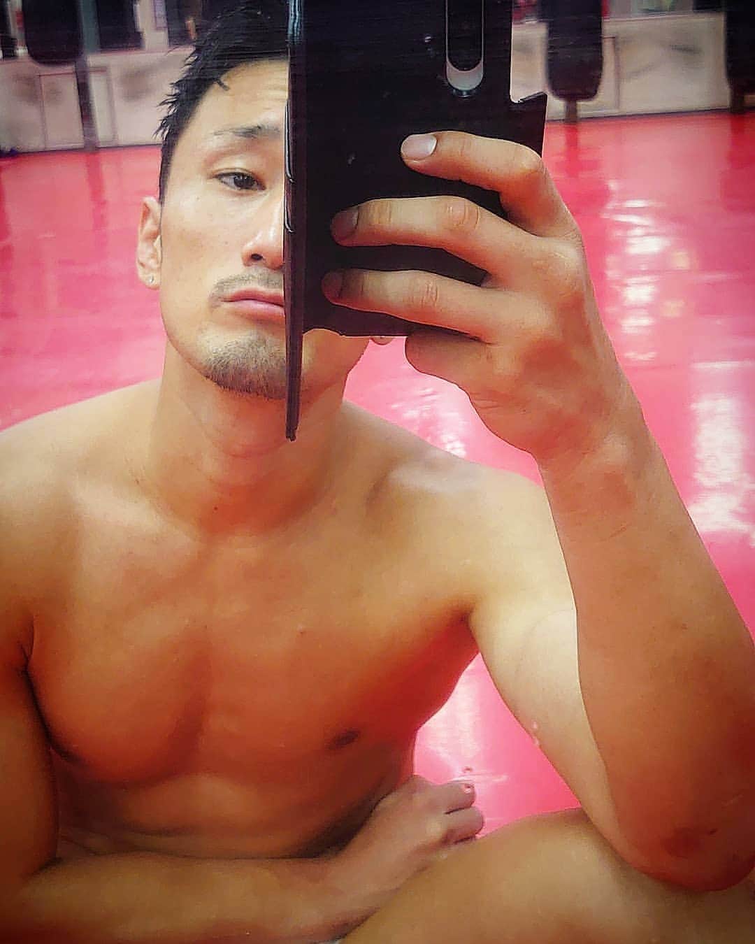 梅野源治のインスタグラム：「安心してください👌穿いていますよ🩲🩳🩲」