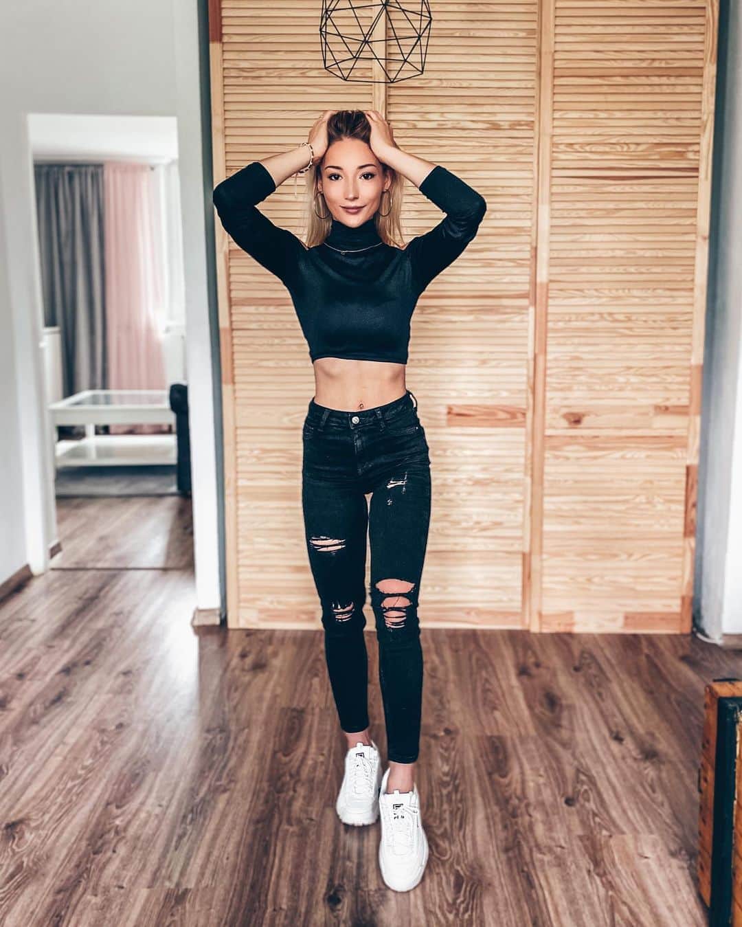 アガタ・クリゲルのインスタグラム：「Hey Instagram 🖤 #polishgirl #polskadziewczyna #home #vscocam #vsco #fit #body」