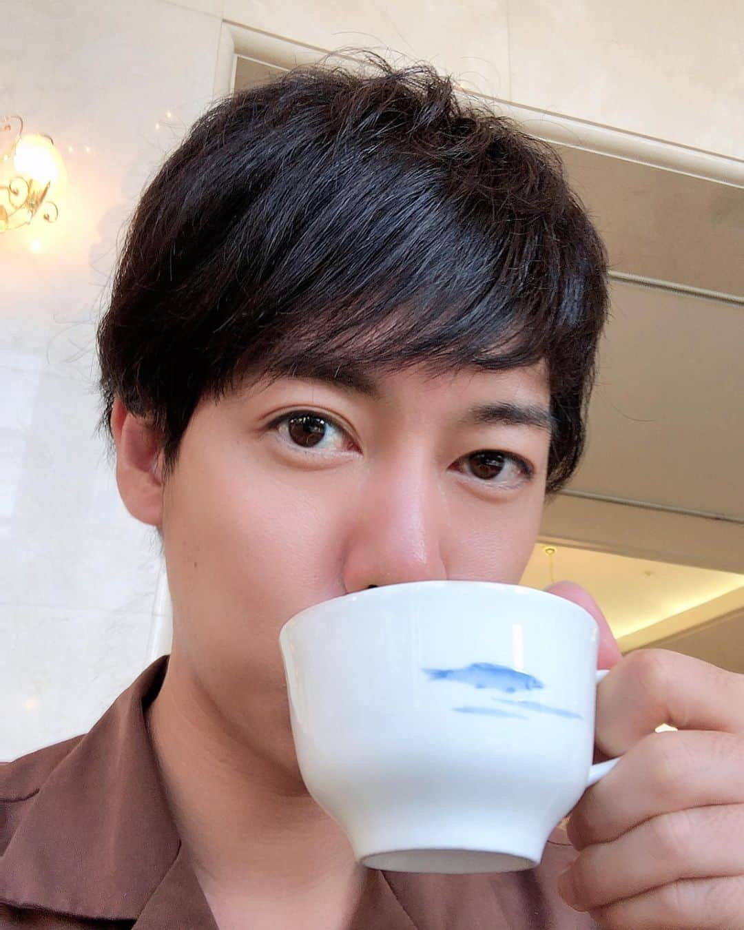 松阪ゆうきのインスタグラム：「かわいい鮎？のカップで、 抹茶ラテ飲みました^ ^  明日も頑張ります💪💪 ゆうき  #松阪ゆうき #新曲 #遥かな人よ #10月7日発売」