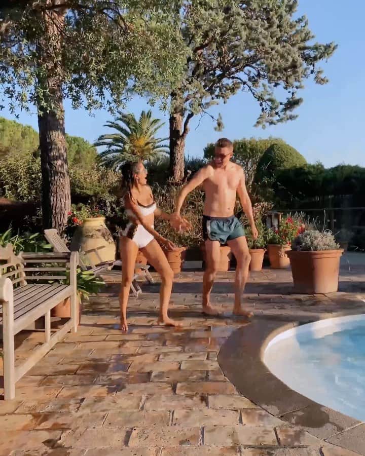 Diipa Büller-Khoslaのインスタグラム：「Our holiday summarised in 18 seconds. 😬 How many beers do you think I had to bribe @olegbuller with to do this trend with me?」