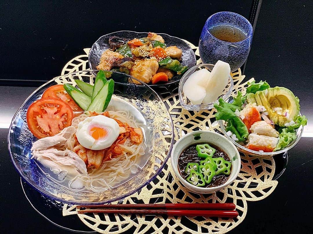 のインスタグラム：「さっぱり食べたい日😋👩‍🍳 頂き物の韓国冷麺、鶏胸肉とナス、ピーマンのさっぱり炒め、等👩‍🍳 #韓国冷麺 #さっぱりごはん #鶏胸肉 #鶏胸肉レシピ #鶏胸肉料理 #タンパク質#晩ごはん #おうちごはん #おうちカフェ #ごはん記録 #ごはん日記 #献立#晩ごはんメニュー #料理記録 #料理写真 #cookingram #cookingathome #cookinglover #cookingtime #手作り料理 #健康#健康ごはん #彩りごはん #hiiの彩りごはん」