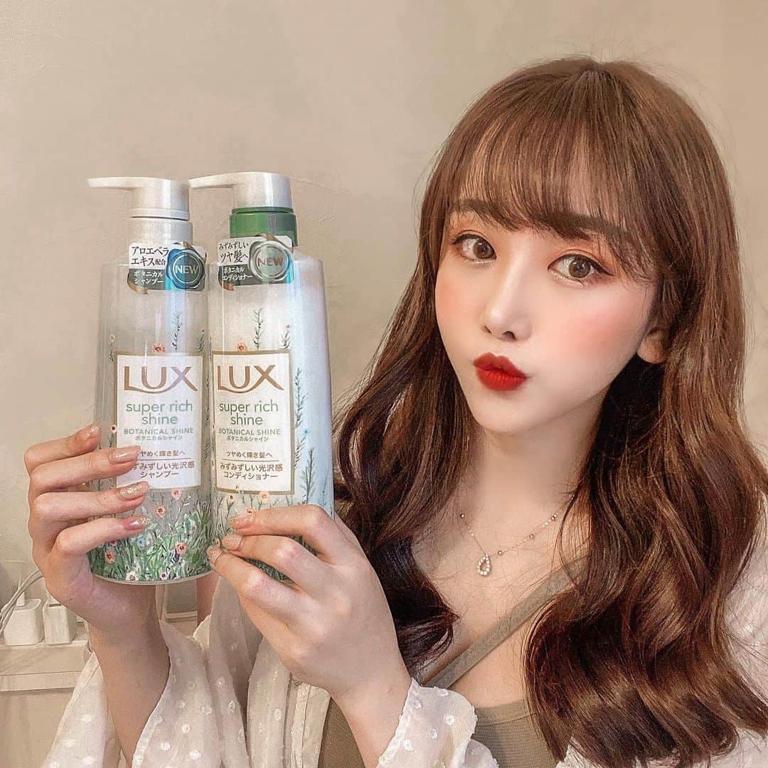 みちかさんのインスタグラム写真 - (みちかInstagram)「@lux_jp_official からまたまた新商品の「ボタニカルシャイン」が発売されたよ！💛泡立ちが良くて何よりとっっっても良い香りだし1日中自分の髪からふわっと香って幸せな気持ちになる😍洗い上がりはもちろんサラサラ。パッケージもナチュラルな感じでお風呂場にぴったりでした！  #ラックス #LUX #ボタニカルシャイン #ボタニカルシャンプー #私の輝き方は私が選ぶ #シャンプー #コンディショナー #PR」8月26日 23時04分 - michi3117