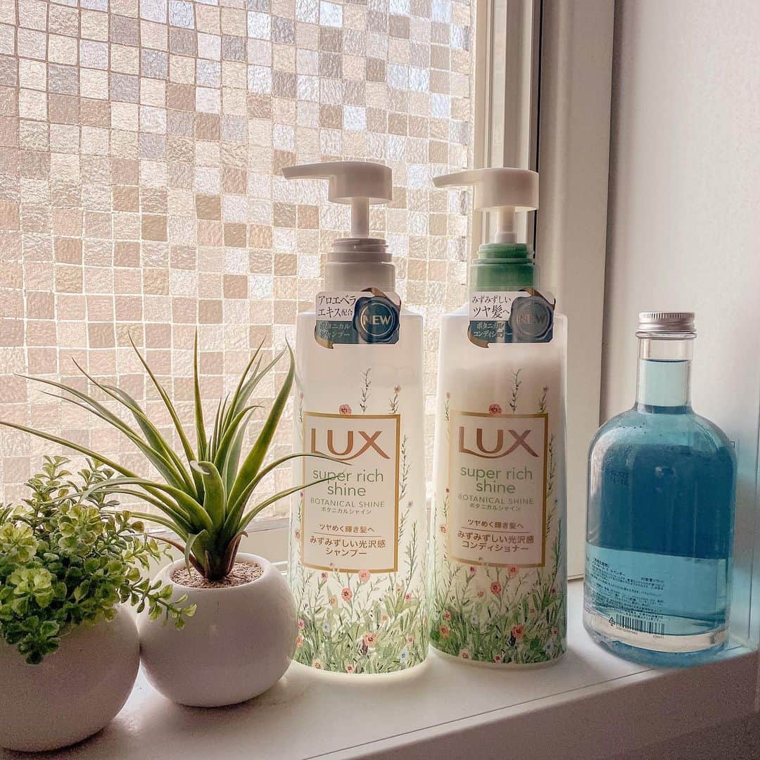 みちかさんのインスタグラム写真 - (みちかInstagram)「@lux_jp_official からまたまた新商品の「ボタニカルシャイン」が発売されたよ！💛泡立ちが良くて何よりとっっっても良い香りだし1日中自分の髪からふわっと香って幸せな気持ちになる😍洗い上がりはもちろんサラサラ。パッケージもナチュラルな感じでお風呂場にぴったりでした！  #ラックス #LUX #ボタニカルシャイン #ボタニカルシャンプー #私の輝き方は私が選ぶ #シャンプー #コンディショナー #PR」8月26日 23時04分 - michi3117