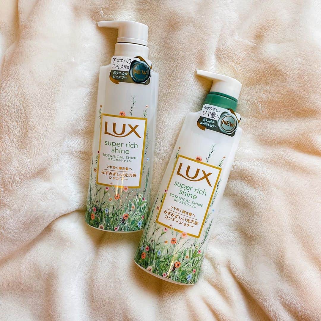 みちかさんのインスタグラム写真 - (みちかInstagram)「@lux_jp_official からまたまた新商品の「ボタニカルシャイン」が発売されたよ！💛泡立ちが良くて何よりとっっっても良い香りだし1日中自分の髪からふわっと香って幸せな気持ちになる😍洗い上がりはもちろんサラサラ。パッケージもナチュラルな感じでお風呂場にぴったりでした！  #ラックス #LUX #ボタニカルシャイン #ボタニカルシャンプー #私の輝き方は私が選ぶ #シャンプー #コンディショナー #PR」8月26日 23時04分 - michi3117