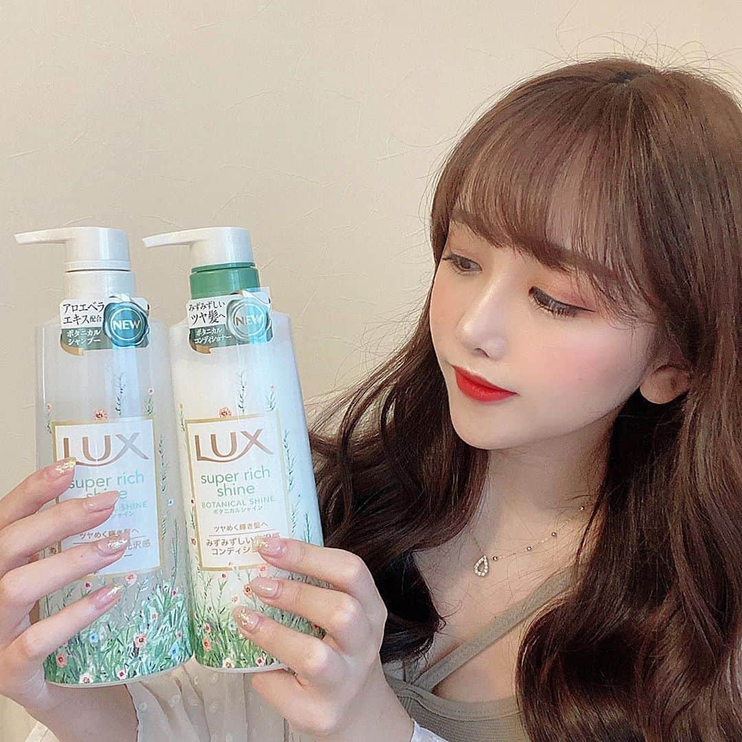 みちかさんのインスタグラム写真 - (みちかInstagram)「@lux_jp_official からまたまた新商品の「ボタニカルシャイン」が発売されたよ！💛泡立ちが良くて何よりとっっっても良い香りだし1日中自分の髪からふわっと香って幸せな気持ちになる😍洗い上がりはもちろんサラサラ。パッケージもナチュラルな感じでお風呂場にぴったりでした！  #ラックス #LUX #ボタニカルシャイン #ボタニカルシャンプー #私の輝き方は私が選ぶ #シャンプー #コンディショナー #PR」8月26日 23時04分 - michi3117