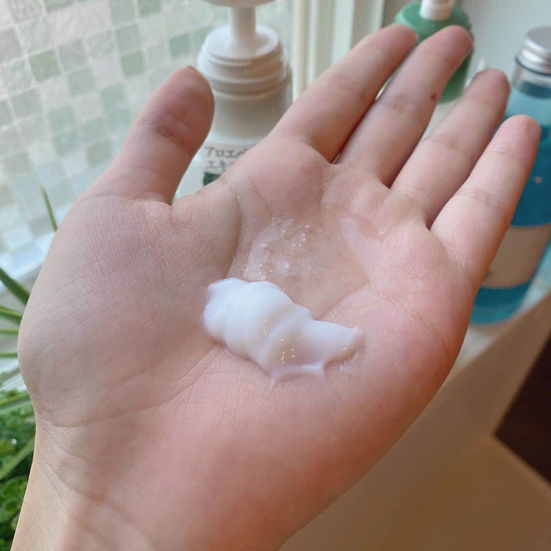 みちかさんのインスタグラム写真 - (みちかInstagram)「@lux_jp_official からまたまた新商品の「ボタニカルシャイン」が発売されたよ！💛泡立ちが良くて何よりとっっっても良い香りだし1日中自分の髪からふわっと香って幸せな気持ちになる😍洗い上がりはもちろんサラサラ。パッケージもナチュラルな感じでお風呂場にぴったりでした！  #ラックス #LUX #ボタニカルシャイン #ボタニカルシャンプー #私の輝き方は私が選ぶ #シャンプー #コンディショナー #PR」8月26日 23時04分 - michi3117