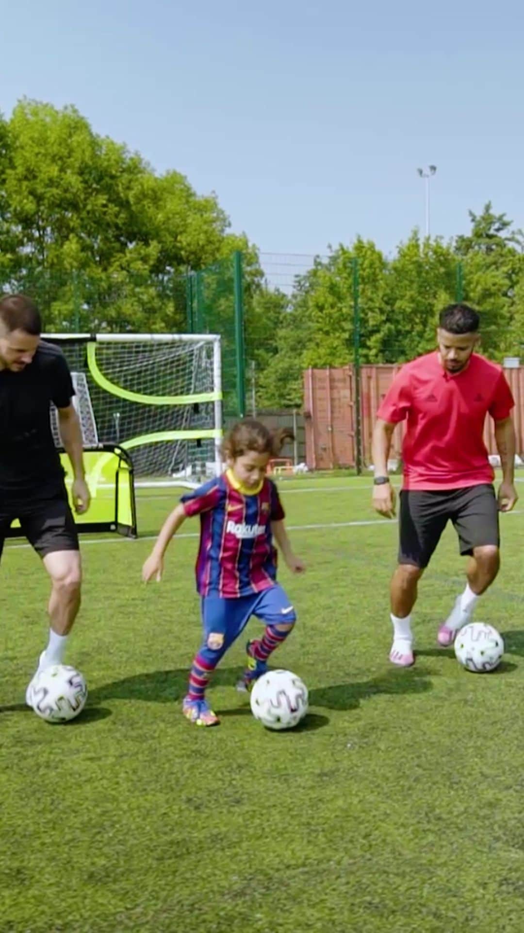 F2Freestylersのインスタグラム：「NEXT MESSI REVEALED! 👀 Check out our new video with @arat.gym 😱🔥 Link in bio! 🎥」