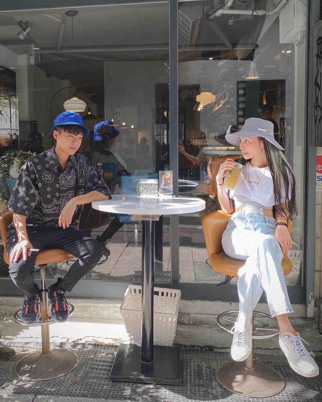 孫尤安（YoannaS）のインスタグラム：「怎麼有點像戀愛公寓的劇照 #木柵一家9缺5 #加貓狗跟悟空就是18缺14 #木柵一家」