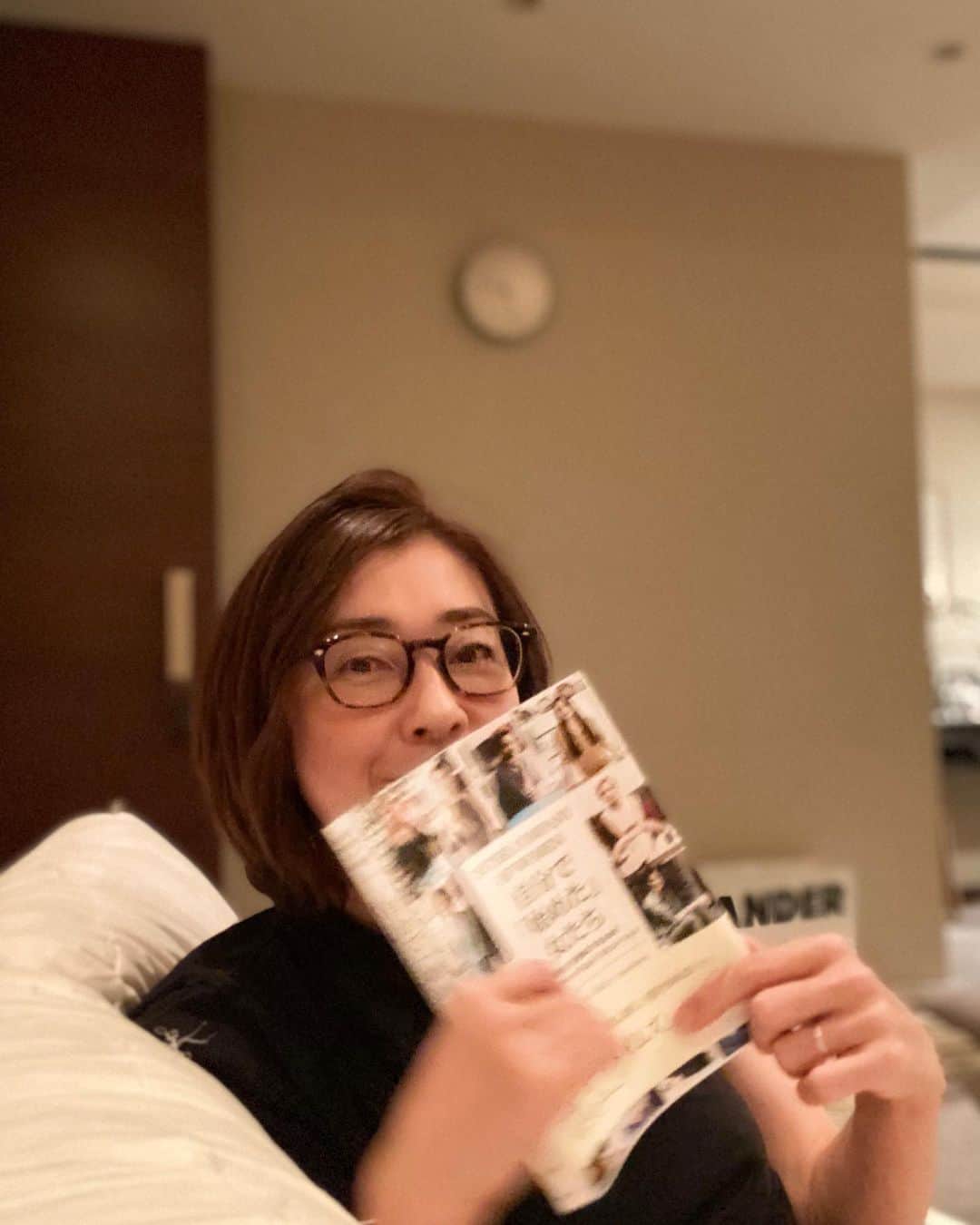 小西美穂のインスタグラム：「全米で30万部の﻿ ベストセラーになった本です。﻿ ﻿ ジャーナリスト、作家、料理研究家など﻿ 多種多様な仕事につく﻿ 112人の女性へのインタビュー集なのですが、﻿ メッセージもさることながら ファッション、スタイル、 カラフルな仕事場の写真もとっても素敵！﻿ ﻿ 個性や才能にあふれて、自然体で。﻿ 年齢も19歳から94歳まで！﻿ 人生の選択肢は、﻿ こんなにもあるのだと知らせてくれます。﻿ ﻿ メガネ率が高いのも嬉しい♡﻿ なんとなく自分に似ている女性もいました笑﻿ ﻿ #自分で始めた女たち#海と月社#inthecompanyofwomen ﻿ #メガネ#起業#本#読書#読書記録 #働き女子#女性活躍#empowerwomen#womenempowerment  @designsponge」