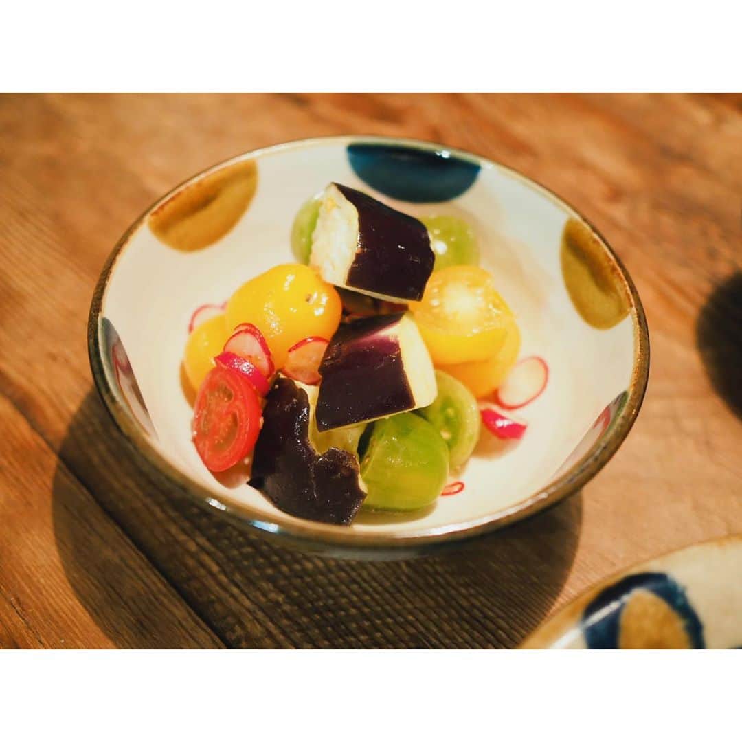 高山都さんのインスタグラム写真 - (高山都Instagram)「はいさい🌺 夏が終わってしまう…前にゴーヤチャンプルーがメインの日。 お肉もゴーヤも下味は塩麹で。 全体がまぁるく柔らかい味付けになります。 生で食べられる水茄子は、手で割いて、北海道は美瑛のカラフルなトマトと合わせて。 この組み合わせは、よく行く @hiyori_shibuya で美味しかったからアイディア拝借。 ウチでは、レモンとオリーブオイル、柚子胡椒で和えました。 塩もみしてギュッと絞ったキュウリはお漬物がわり。 うつわは全部やちむん！ やんばるアートフェスの取材で行った #菅原謙 さんのはメインに、@otonano_yakimono で見つけた #陶眞窯 はカラフルなサラダ、キュウリにはこれも沖縄に仕事で行った時に出会った #北窯 のブルーを。 グラスは #吹きガラス工房彩砂  沖縄料理には沖縄の作品がよく似合う。 また行きたいなぁ🥺 #みやれゴハン」8月26日 23時04分 - miyare38