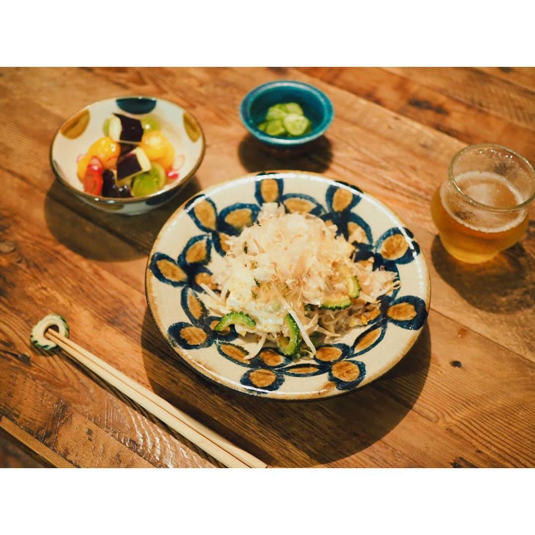高山都さんのインスタグラム写真 - (高山都Instagram)「はいさい🌺 夏が終わってしまう…前にゴーヤチャンプルーがメインの日。 お肉もゴーヤも下味は塩麹で。 全体がまぁるく柔らかい味付けになります。 生で食べられる水茄子は、手で割いて、北海道は美瑛のカラフルなトマトと合わせて。 この組み合わせは、よく行く @hiyori_shibuya で美味しかったからアイディア拝借。 ウチでは、レモンとオリーブオイル、柚子胡椒で和えました。 塩もみしてギュッと絞ったキュウリはお漬物がわり。 うつわは全部やちむん！ やんばるアートフェスの取材で行った #菅原謙 さんのはメインに、@otonano_yakimono で見つけた #陶眞窯 はカラフルなサラダ、キュウリにはこれも沖縄に仕事で行った時に出会った #北窯 のブルーを。 グラスは #吹きガラス工房彩砂  沖縄料理には沖縄の作品がよく似合う。 また行きたいなぁ🥺 #みやれゴハン」8月26日 23時04分 - miyare38