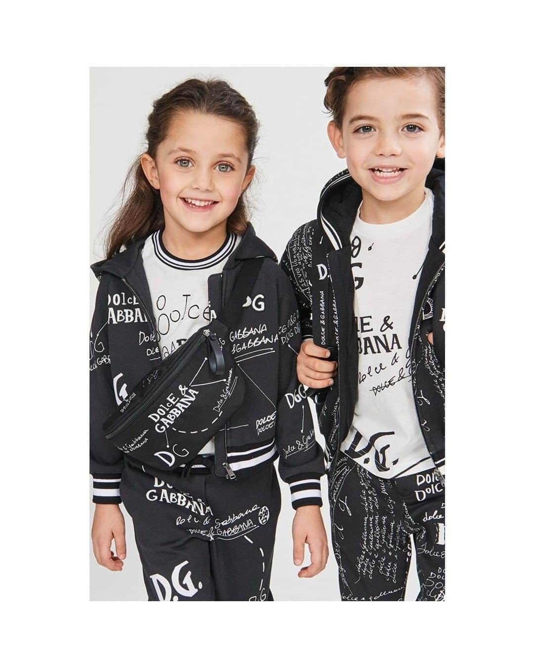 ドルチェ&ガッバーナさんのインスタグラム写真 - (ドルチェ&ガッバーナInstagram)「The Back to School looks for kids feature a white #DolceGabbana print on black, as if were written on a blackboard with chalk.  Shop now at the link in bio.   #DGBambino  #DolceGabbana」8月26日 23時00分 - dolcegabbana