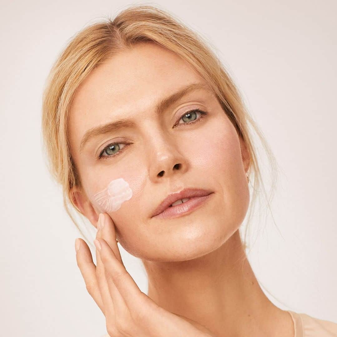 のインスタグラム：「Like a big drink of water for skin, Hydrating Water Fresh Cream keeps skin plump and moisturized with 100 hours of nonstop hydration.    Shop it at the @Nordstrom Anniversary Sale. Plus, grab our complete Full Size Refresh Hydrating Skincare Set at a special value.    #bobbibrown #skincare #beauty #skincareessentials #skincareproducts #nsale」