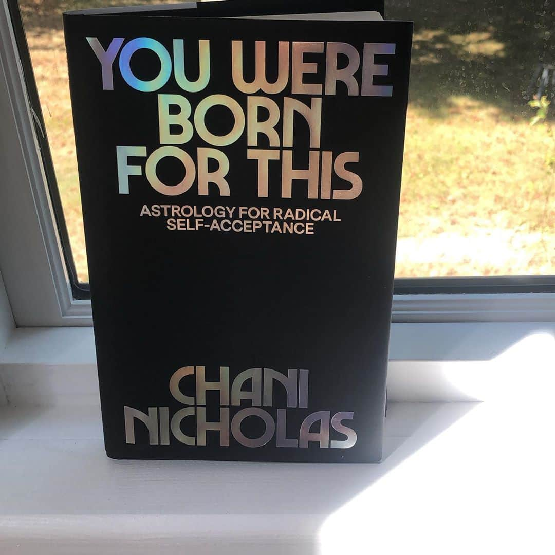 ジェニー・スレイトのインスタグラム：「Did you know that dear @chaninicholas book is so much fun and that you will learn a lot and that it is out there for you to have right now!? It is! Ive loved her horoscopes for years, and this is such an exciting addition to her beautiful work. A book that is gorgeous in its writing, hopeful and powerful in its message. Get in! ❤️❤️❤️」