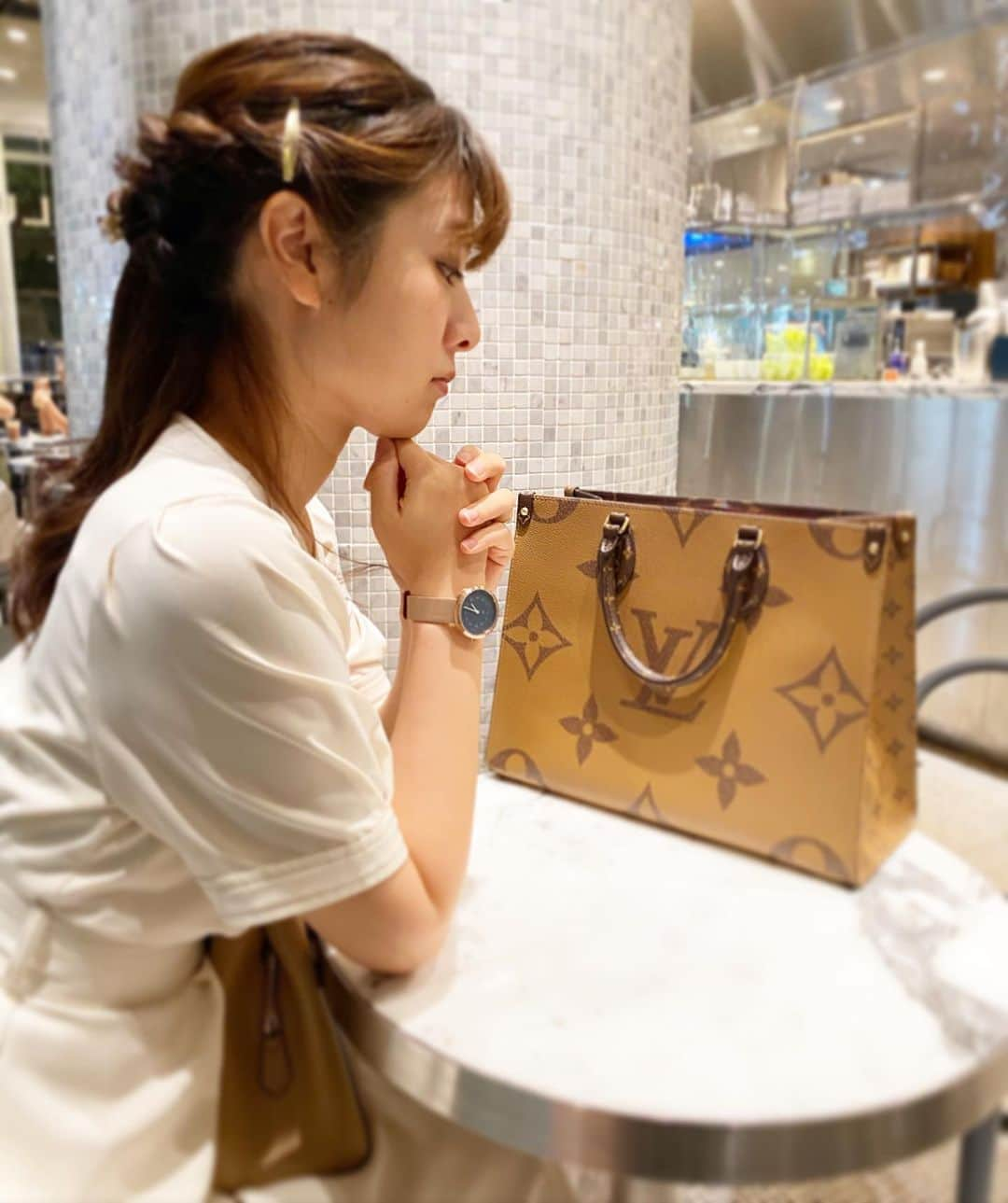 逢月あかりさんのインスタグラム写真 - (逢月あかりInstagram)「お仕事合間に妹とお茶☕️💓  最近はあまりお出かけをしなくなったので、一緒に出かけるとなるとカフェが多いです笑🍰  ✴︎✴︎✴︎✴︎✴︎✴︎✴︎✴︎✴︎✴︎✴︎✴︎✴︎✴︎✴︎✴︎  腕時計は @mavenjapan   ⌚️10%off coupon→akarifi  #マベン#マベンウォッチズ #時計#腕時計#ファッション#コーディネート#手元倶楽部#アクセサリー #ピアス#リング#指輪#夏#ワンピース#レザー#レザーベルト#ユナイテッドアローズ#ヘアアレンジ#ヘアアクセサリー#簡単へアアレンジ #ハーフアップ#ハーフアップアレンジ#編み込みアレンジ #mavenwatches #watch #fashion #cordinate #pr#accessory#unitedarrows」8月26日 23時02分 - akari.ouzuki