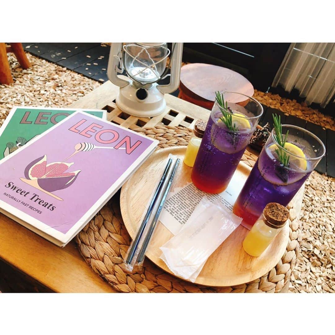 佐藤栞さんのインスタグラム写真 - (佐藤栞Instagram)「. . 🍹✨ パッションフルーツのソーダ！ . 小瓶の黄色いシロップはラメがたくさん入ってて、 これをソーダに入れて混ぜると色が紫からピンクに…😳💓 . 光を当てるとキラキラ輝いて綺麗なの‼️ . しかも味もめちゃくちゃ美味しくて🤭❤️ . #cafe #soda #instagood #原宿カフェ」8月26日 23時02分 - bookmarker_23