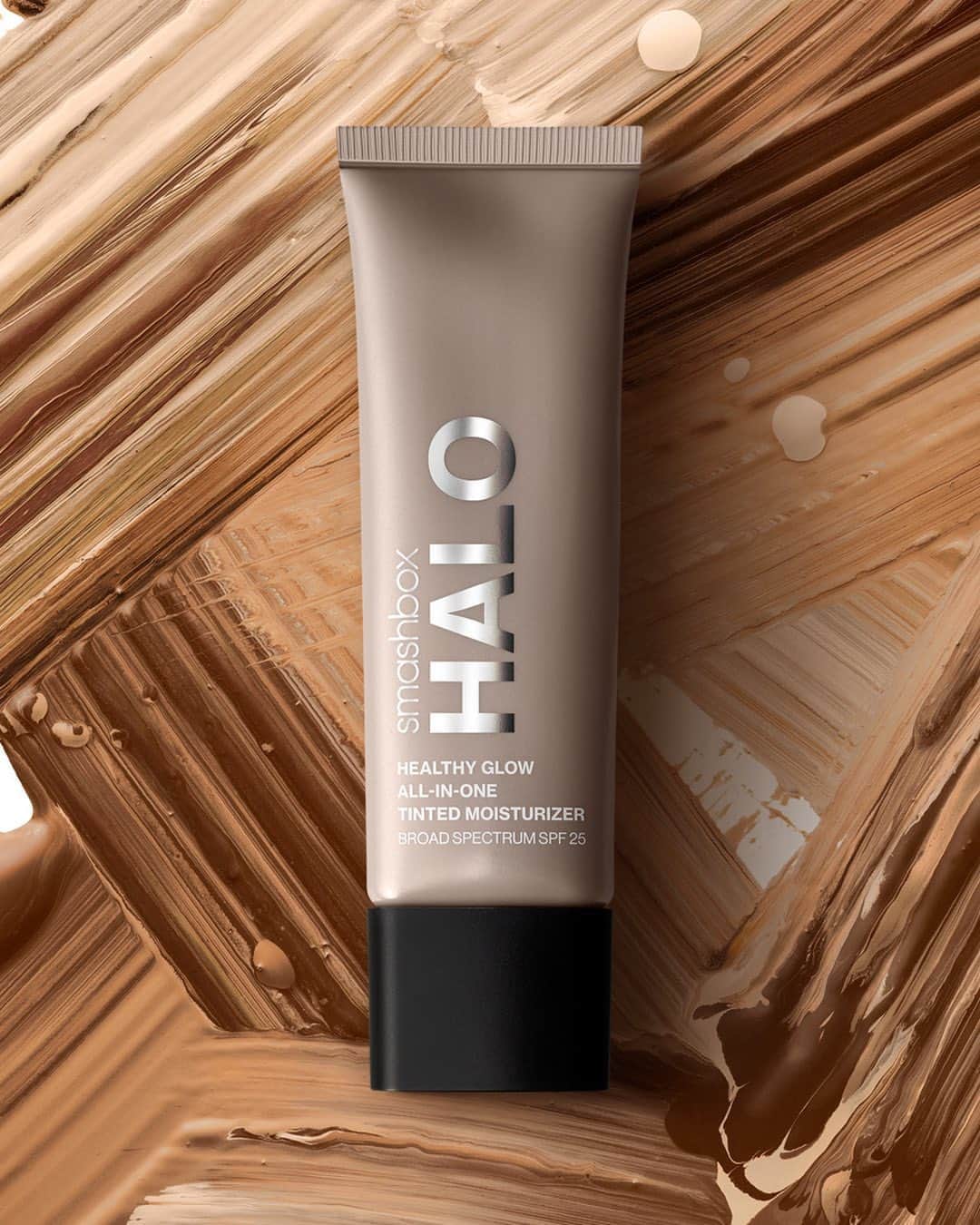 Smashboxのインスタグラム：「Summer days turn into summer nights and even though you may not be thinking about your skin, Smashbox Halo Healthy Glow Tinted Moisturizer Broad Spectrum SPF 25 is – with 24 hour hydration, baby 💦​ @sephora」