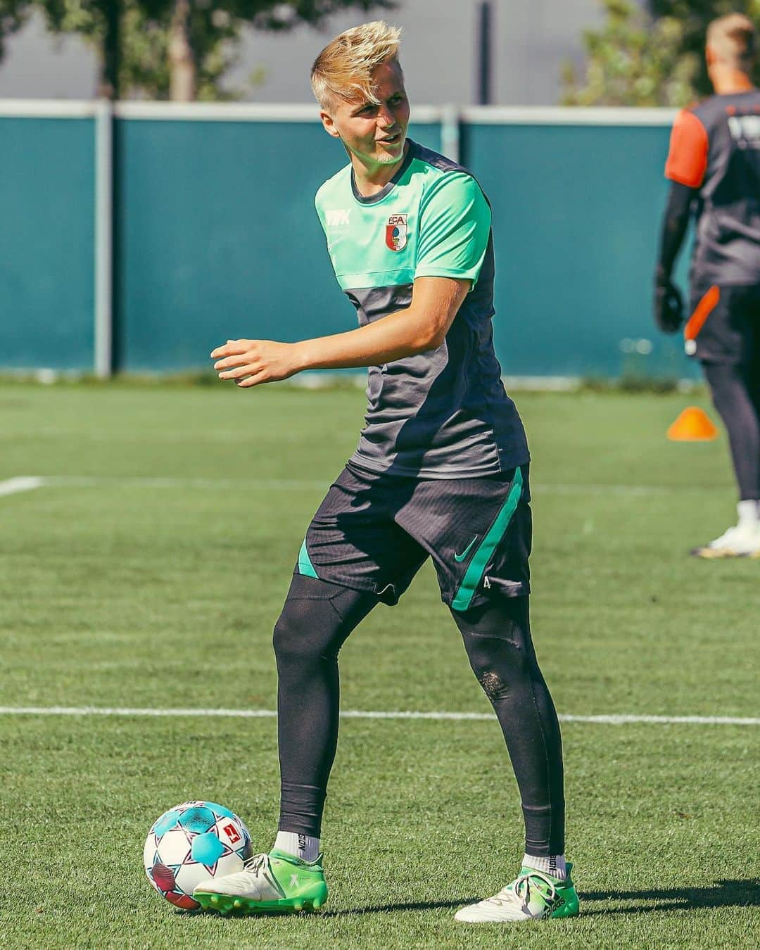 FCアウクスブルクさんのインスタグラム写真 - (FCアウクスブルクInstagram)「#BackToBusiness 😋 Nach zwei negativen Corona-Tests ist @felixgoetze4 wieder im Teamtraining! 🤙 #FCA #FCA1907 #fcaugsburg」8月26日 23時02分 - fcaugsburg1907