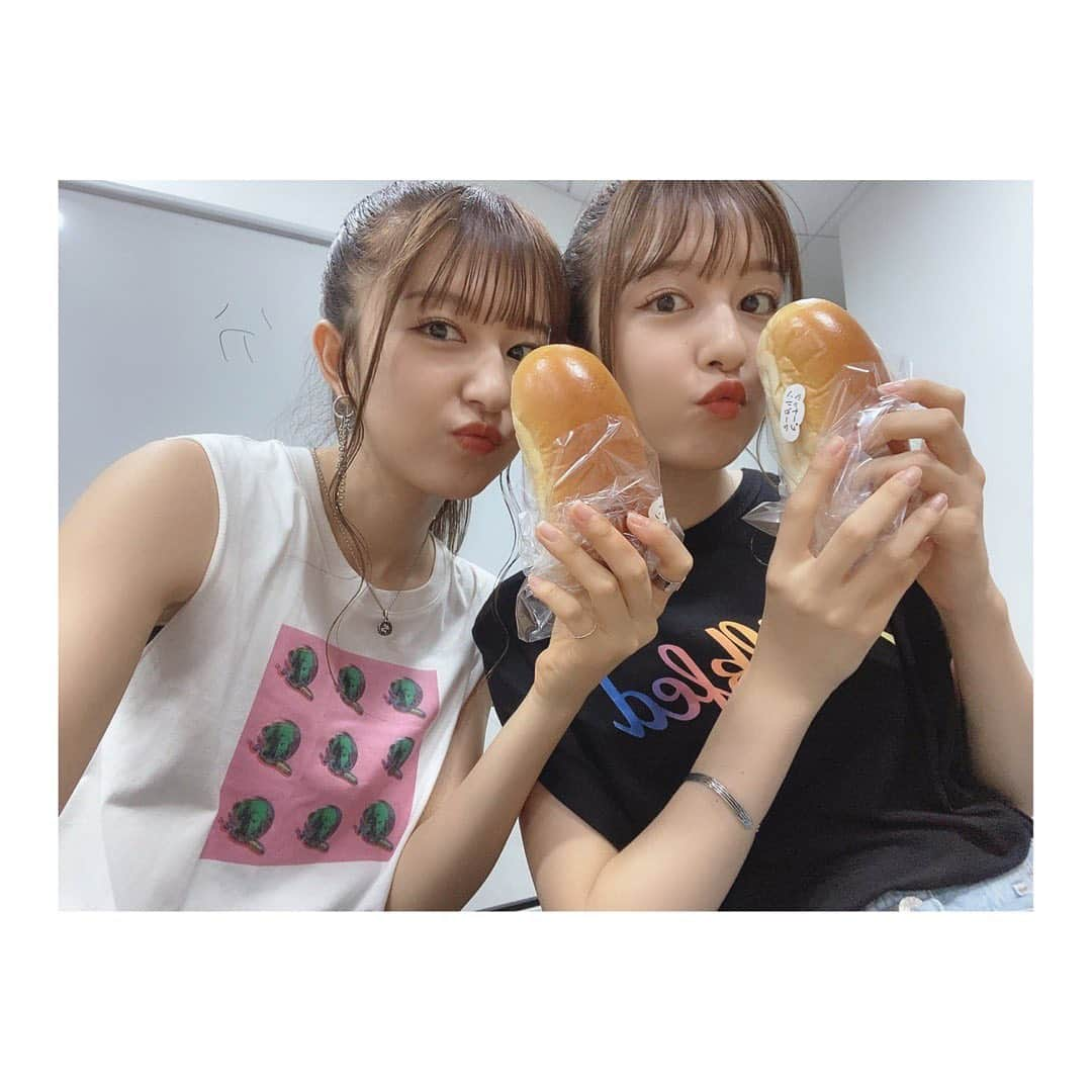 りかりこさんのインスタグラム写真 - (りかりこInstagram)「8月オンラインイベント 2日間、無事終了しました🌻✨ 参加してくださったみなさん、 ありがとうございました♡ みんなからパワー貰えますー❤️ 毎回思うな〜！😂 直接会って、お話しするのは まだ難しいかもしれないけど こうやって繋がることができて 幸せです🤩 是非、今日の感想などコメント待ってますよ♡ 来月も予定しているので、 もう楽しみができてます！笑 みんなも楽しみにしててね🥰 本当にありがとうございましたー♡ . #写真は #差し入れで頂きました #パンの田島 さんの #めっちゃ美味しかった . #リカリコグラム #りかりこ#双子 #オンラインイベント #twins#followme #love#ポニーテール」8月26日 23時03分 - rikariko_official