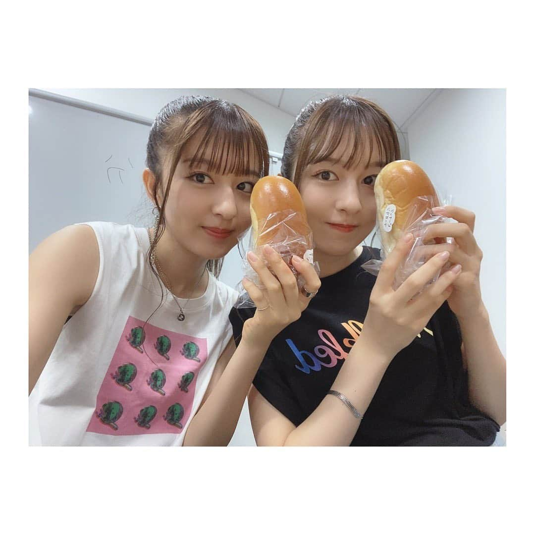 りかりこさんのインスタグラム写真 - (りかりこInstagram)「8月オンラインイベント 2日間、無事終了しました🌻✨ 参加してくださったみなさん、 ありがとうございました♡ みんなからパワー貰えますー❤️ 毎回思うな〜！😂 直接会って、お話しするのは まだ難しいかもしれないけど こうやって繋がることができて 幸せです🤩 是非、今日の感想などコメント待ってますよ♡ 来月も予定しているので、 もう楽しみができてます！笑 みんなも楽しみにしててね🥰 本当にありがとうございましたー♡ . #写真は #差し入れで頂きました #パンの田島 さんの #めっちゃ美味しかった . #リカリコグラム #りかりこ#双子 #オンラインイベント #twins#followme #love#ポニーテール」8月26日 23時03分 - rikariko_official