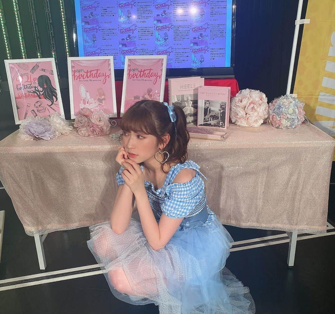 吉田朱里さんのインスタグラム写真 - (吉田朱里Instagram)「ラスト生誕祭💙🤍 . 高いツインテールなんか しちゃって…😂🤍🤍 アイドルって楽しい💙 . 素敵な生誕祭をありがとうございましたっ！！ . 卒業しても私のお誕生日 お祝いしてねっ💗💗 . #吉田朱里生誕祭 #ツインテール #NMB48」8月26日 23時11分 - _yoshida_akari