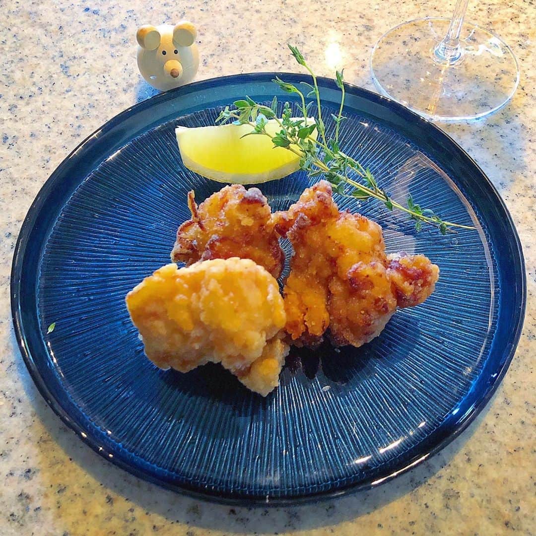 榊山敬代のインスタグラム：「🌿🍗🍋🍾… ・　 休日だけど制作しないといけない 資料がありました日のことでした  よーしあとひと息がんばったら からあげパーティーするぞーと  追い込んでいたときのこと イラストレーターの画像が  パッと消えてデータがとびましたの巻  全身にビビっと電気が走ったみたいに ビックリしすぎたのもつかの間のこと  今度はパソコンもクルクル考え中になり データが復活できることへ期待する為に　 急に電源切らずにしばらく見守ることに  あーぁ…あとちょっとだったのにと しばらくしょんぼりしてた時のこと  そんなにションボリしなくて大丈夫だよ！ ボクたちをたくさん食べて元気になって！  と…からあげさんたちがこっちへ 手を振っているように映りました そうだね〜そうしようかなー…と  まだお外は明るい時間帯でしたけど  からあげパーティーして 明日やり直そうかしらね  と…この日は近所のマーケットの 面白いフェアに誘われ買ってみた  からあげセットでカンパイするのでした  揚げ物はあまり得意ではないけど 無性に食べたくなったからあげは  ムネ肉でお味は２種類で 胃もたれせずに完食なり  塊が大きかったのでナイフと フォークで一口サイズに切り  レモンをしぼってまたもや タイムをパラパラ散らせば  好みなサッパリからあげさんに変身💫🧙‍♀️… この日はキンキンに冷えたロゼと共に…  揚げ物は家ではしない派なので たまには買ってみるのもイイし  お惣菜のおかずも買わない派でしたけど からあげさまのおかげで楽しい気分転換  そして  翌日はあらためて資料を作り直し 前日よりもシンプルになったので  結果オーライなのでした👏…  もしもあの日からあげさんがいなかったら ションボリを引きずってたかもしれません  からあげさんありがとう  ・ ・ … ✨🍗👑✨… ・ ・　 ・ ・ #おうちごはん #おうち大好き #enjoyhome ・ ・  今から夕食準備🍳😪… ・ ・ #夕食 #dinner 前の #おつまみ  #お肉 #meat #chicken #鶏肉 #からあげ#唐揚げ #brut #しゅわしゅわ#rose #ロゼ #レモン#vegetable #タイム #Time #Herb #wine #artist #kitchen #cooking #日本画家 の #お料理こんなもん #夏の終わり #唐揚げはおやつ ということで たまには#手抜きごはん」